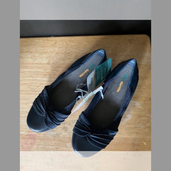 Yuu Navy Slip Ons - Picture 1 of 2